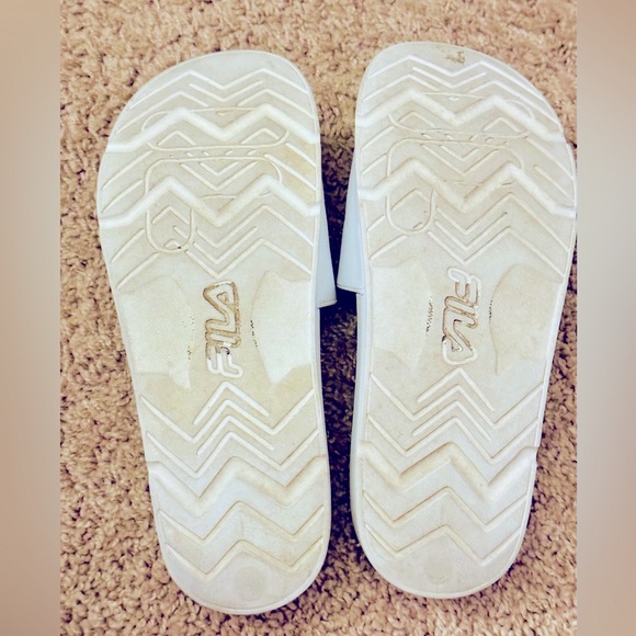 Fila slides White Size 8.5 women’s worn to pool and beach - Picture 2 of 2